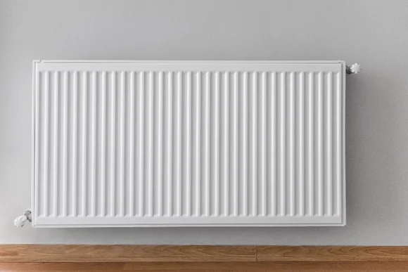 Weißer Heizkörper an der Wand