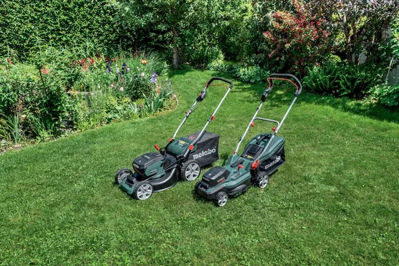 Zwei Rasenmäher im Garten