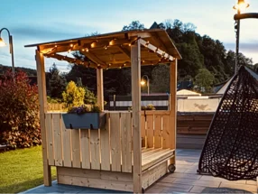 Gartenpavillon aus Holz mit Beleuchtung