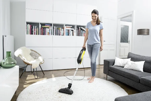 Person saugt mit Staubsauger