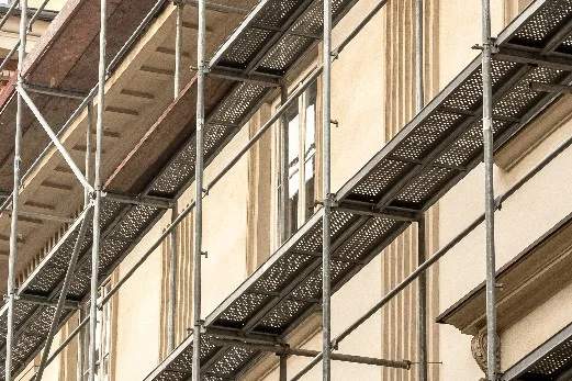 Gerüst an Hauswand