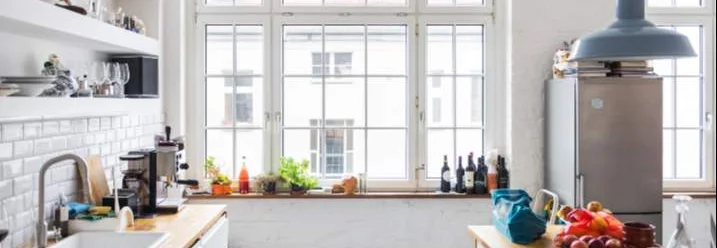 Ein großes Fenster in einer hellen Küche