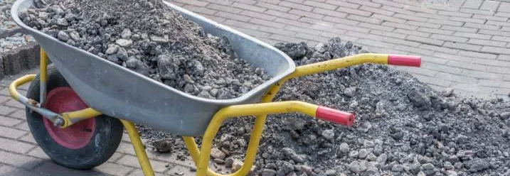 Schubkarre mit Kieselsteinen