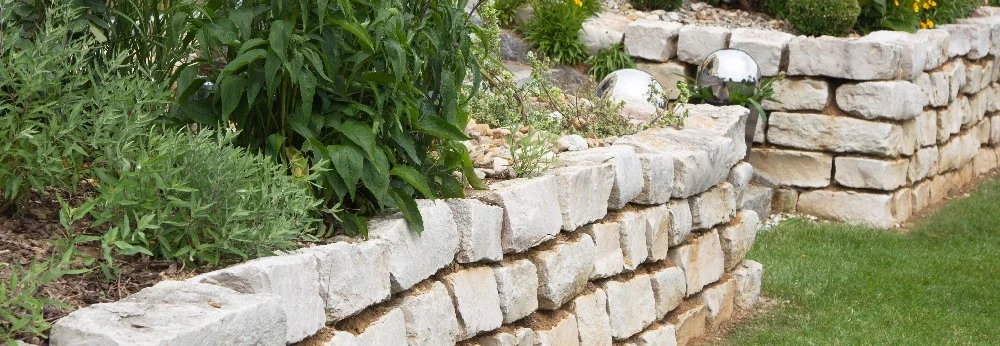 Gartenmauer aus Naturstein
