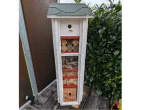 Ein großes Insektenhotel aus Holz