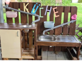 Spielküche im Garten aus Holz