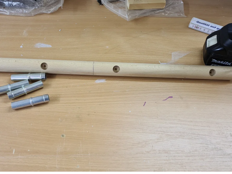 Holzstab mit vorgebohrten Löchern