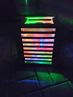 Buntes Licht scheint durch die Schlitze eines Kastens.