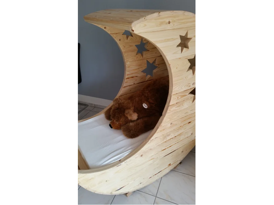 Mondförmiges Holzbett mit Teddybär