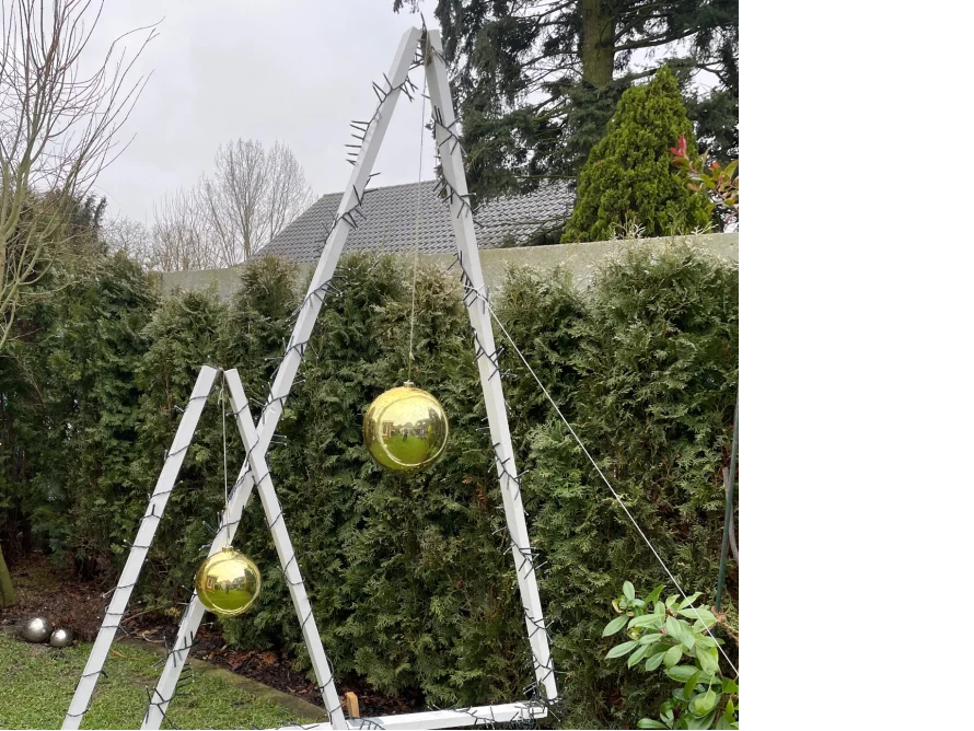 Weihnachtsdekoration im Garten