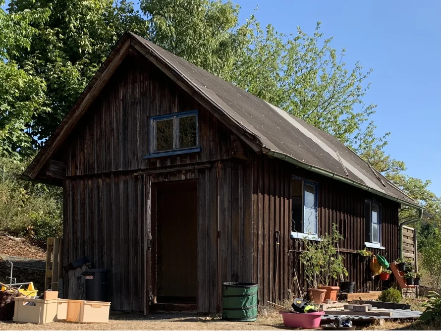 Altes Gartenhaus aus Holz