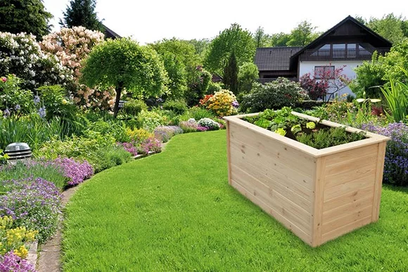 Holz-Hochbeet im Garten