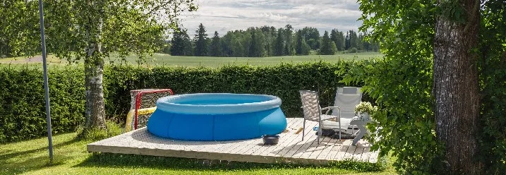 Blauer Pool auf Terrasse im Garten
