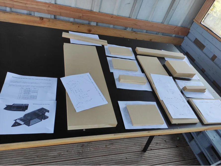 Holzplatten und Baupläne auf einem Tisch