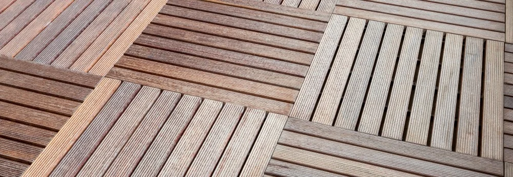 Holzfliesen verlegt auf einer Terrasse