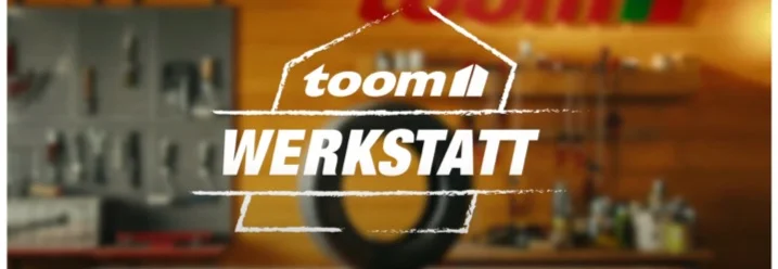 Unscharfer Hintergrund einer Werkstatt. Logo der toom Werkstatt
