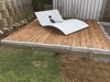 Holzterrasse mit weißer Liege