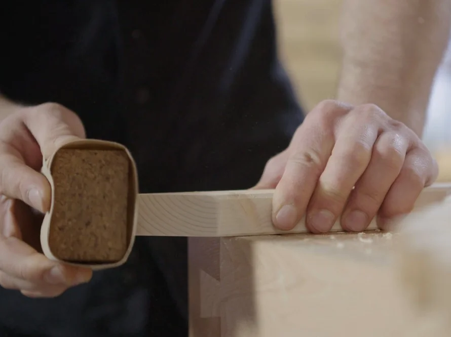 Schleifklotz auf Holz
