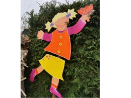 Holzfigur Kind mit Schmetterling
