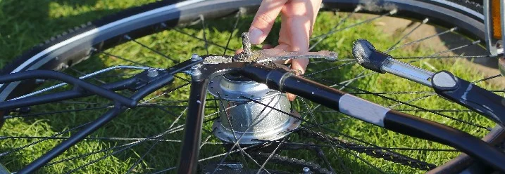 Person repariert Fahrradkette