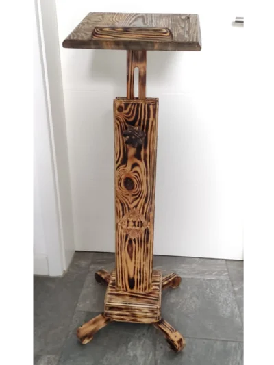 Holztisch mit Brandmalerei