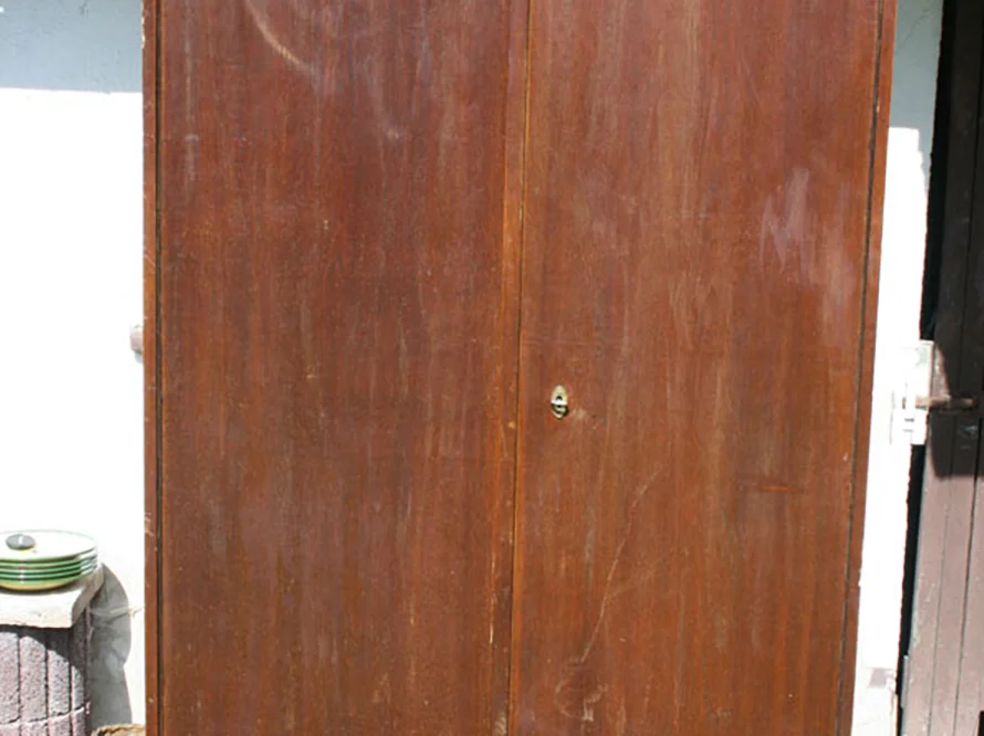 Brauner Holzschrank mit zwei Türen.