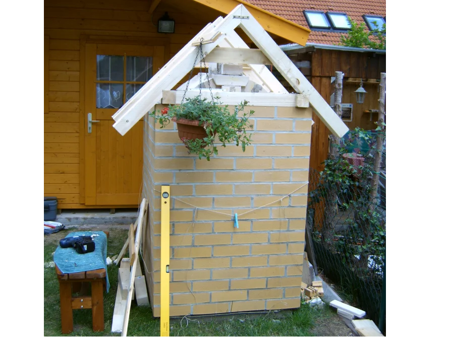 Bau eines Gartenhauses mit Wasserwaage