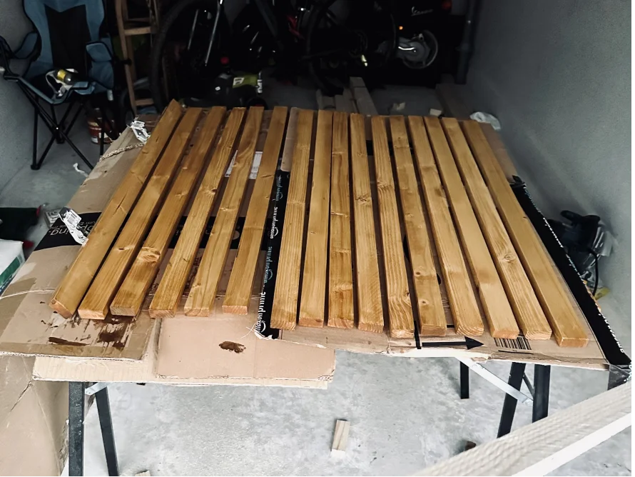 Mehrere lasierte Holzlatten auf zwei Böcken