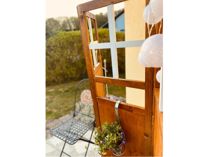 Holzgestell im Garten mit Blumen