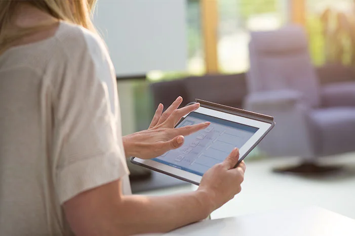 Person bedient ein Tablet-Computer
