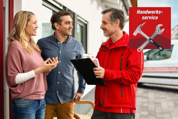 Ein Paar lässt sich von einem Handwerker vor dem Haus beraten.