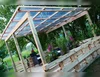 Gartenlaube aus Holz mit durchsichtigem Dach