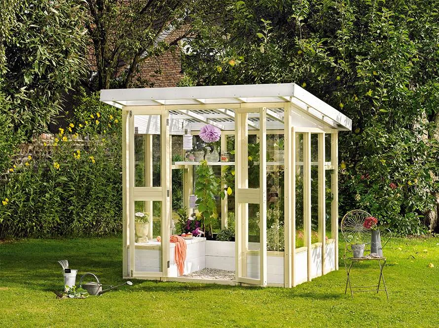 Kleines Gewächshaus im Garten
