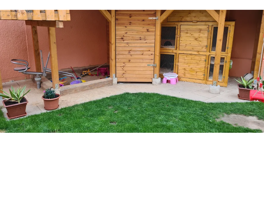 Garten mit Spielplatz und Hasenstall