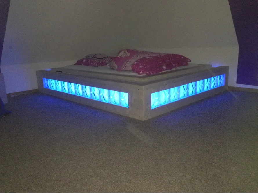 Bett mit blauer Beleuchtung