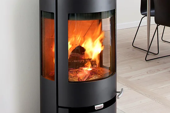 Moderner Kaminofen mit brennendem Feuer