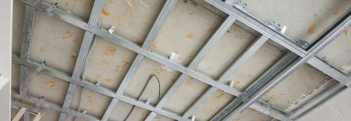 Metallgerüst einer abgehängten Decke