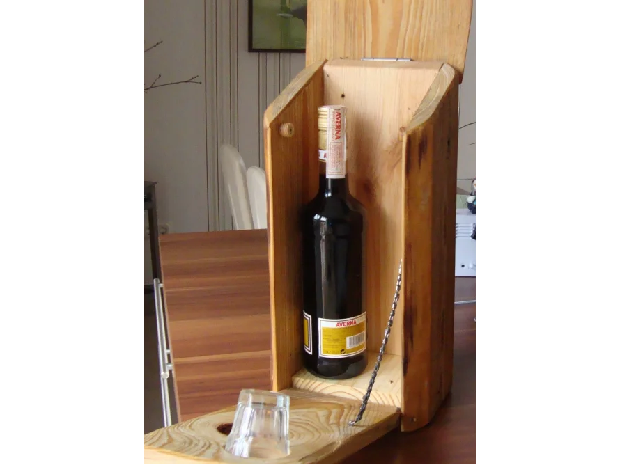 Holzkiste mit Flasche und Glas