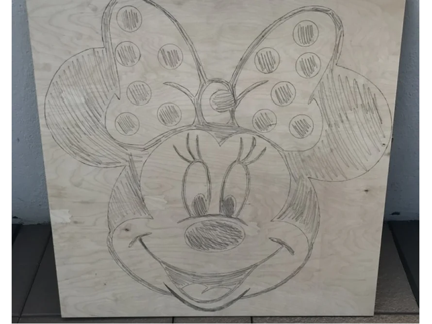 Zeichnung einer Comic-Maus auf Holz