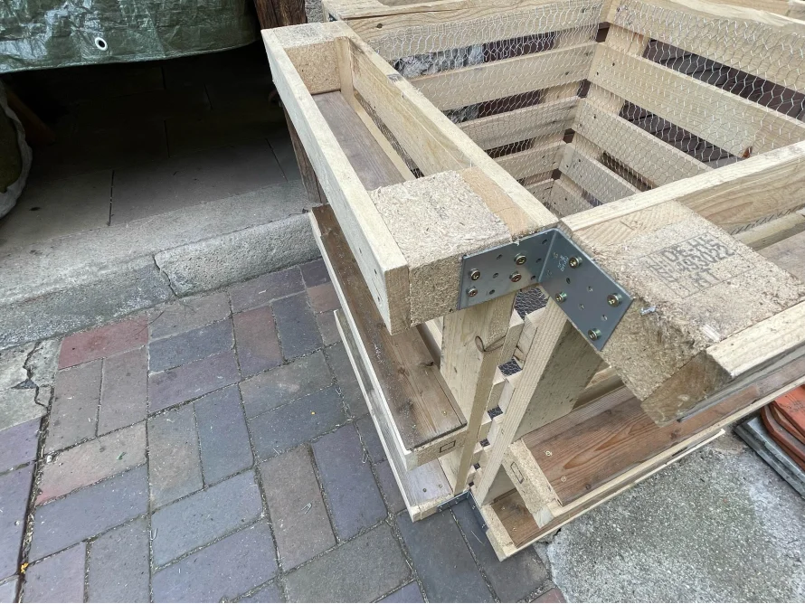 Holzgestell mit Metallwinkeln