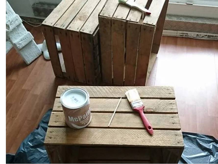 Holzkisten, Farbe und Pinsel