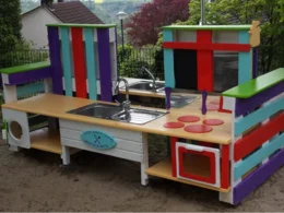 Bunte Spielküche aus Holz