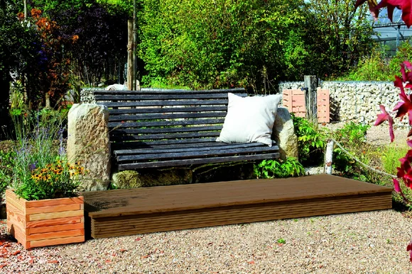 Holzpodest und Holzbank im Garten
