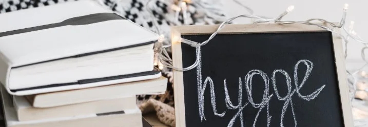 Bücher und eine Lichterkette