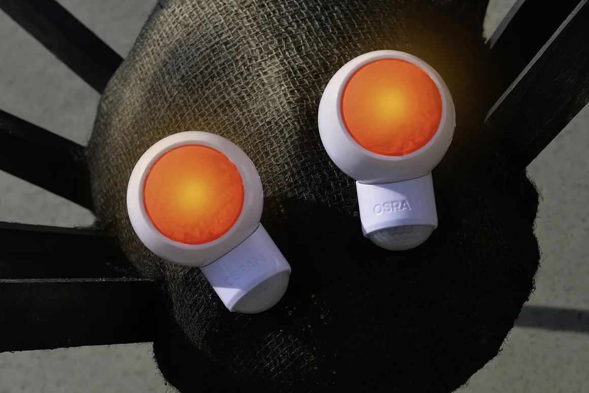 Zwei LED-Leuchten mit Bewegungsmelder