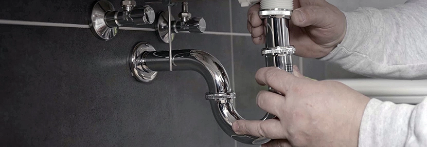Person montiert einen Siphon