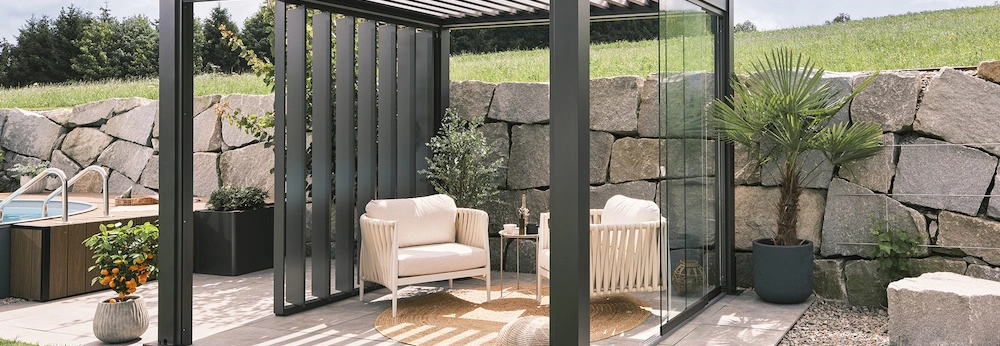Eine Biohort Pergola steht in einem Garten