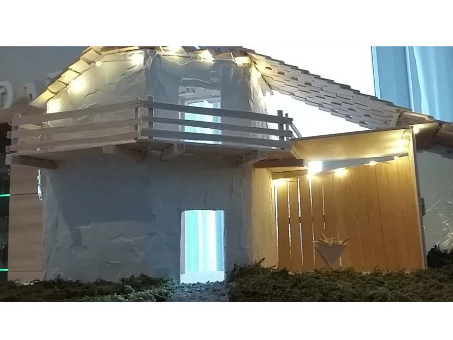 Weihnachtskrippe aus Holz und Gips