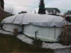Abgedeckter Pool im Garten