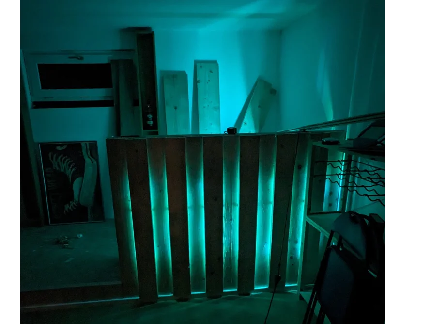 Bar aus Holz mit blauer Beleuchtung